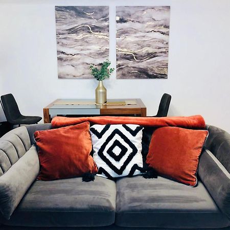Superbly Located 2 Bedroom Luxury Apartment Bath Eksteriør billede