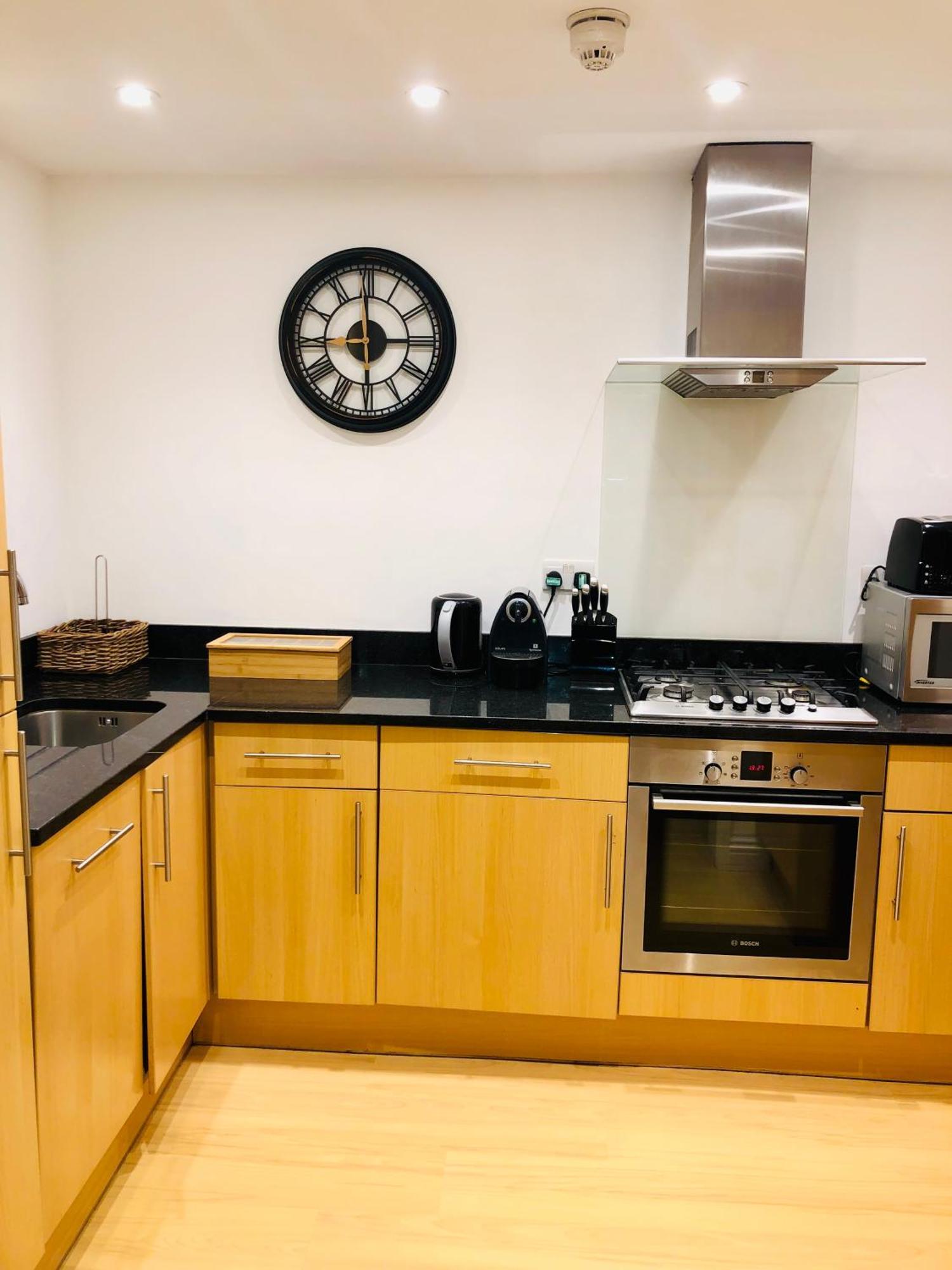 Superbly Located 2 Bedroom Luxury Apartment Bath Eksteriør billede