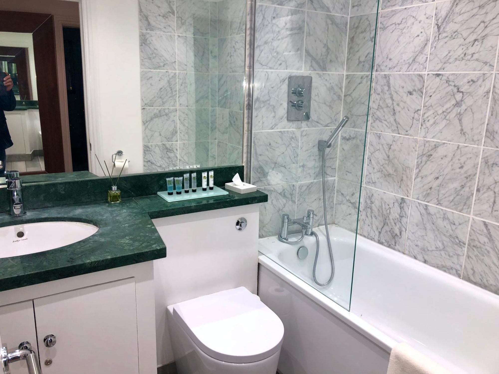 Superbly Located 2 Bedroom Luxury Apartment Bath Eksteriør billede